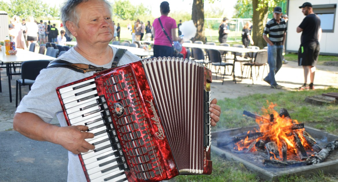 Zdjęcie z festynu z okazji Dnia Dziecka w Opojowicach, gdzie każdy znalazł coś dla siebie