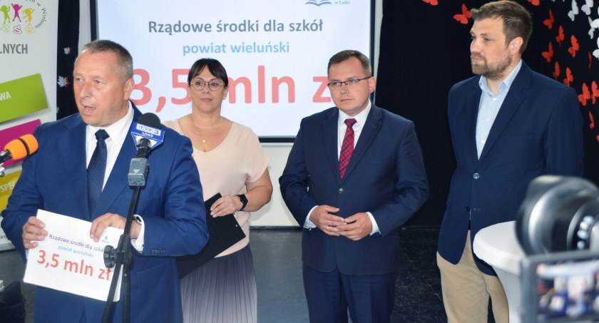 Zdjęcie z wizyty kuratora oświaty w Zespole Szkół Specjalnych w Wieluniu / fot.: Sławomir Rajch 