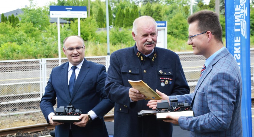 Zdjęcie z podpisania umowy na zaprojektowanie linii kolejowej między Wieluniem a stacją Chorzew Siemkowice