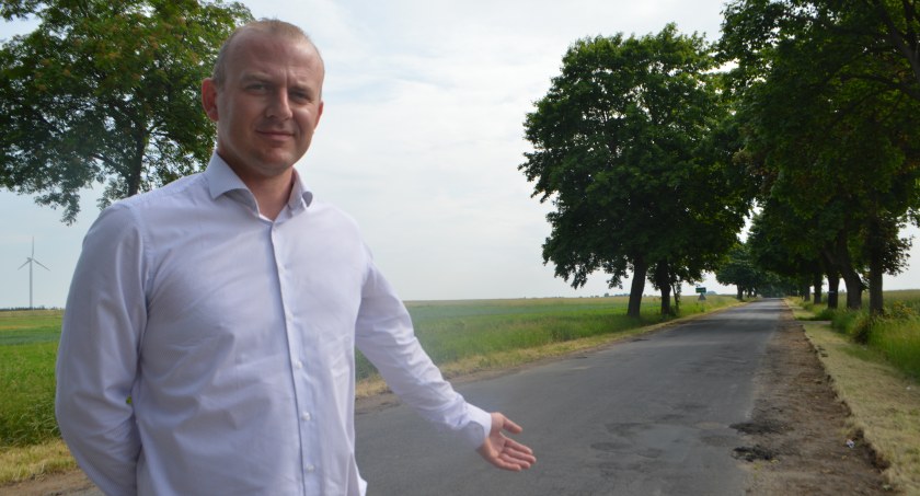 Droga z Mierzyc do Łaszewa wymagała już naprawy - pokazuje kierownik Bartłomiej Panek. Fot.: Elżbieta Wodecka  