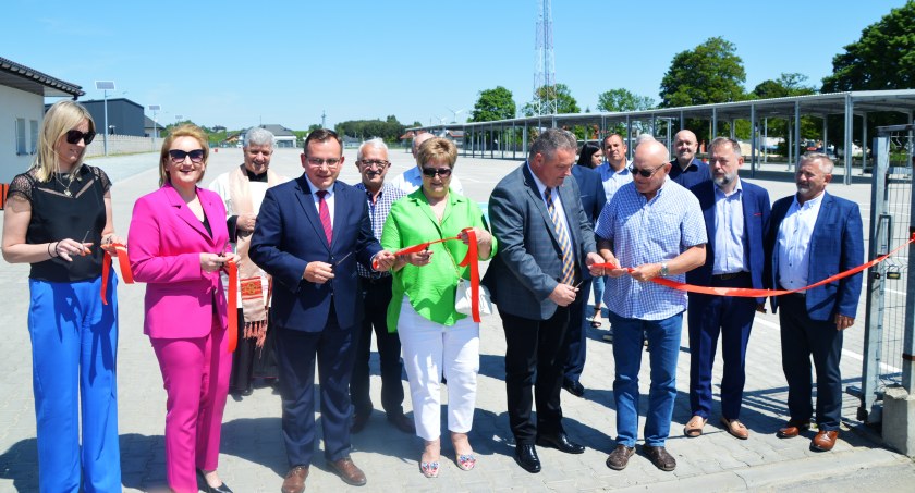 Zdjęcia z otwarcia nowego placu targowego w Działoszynie oraz z pierwszego dnia handlowego