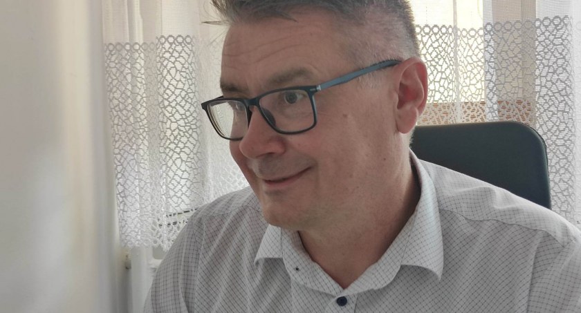 Większość dróg w gminie mamy już wyasfaltowanych, więc teraz przyszła kolej na ulicę Leśną - mówi Karol Sakowski. Fot.: Elżbieta Wodecka 
