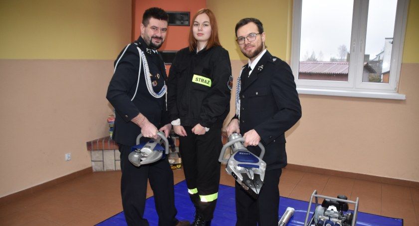 Strażacy z OSP Gaszyn pozyskali m.in. bardzo kosztowny sprzęt, jakim jest hydrauliczny sprzęt ratowniczy firmy Lukas – na zdj. od lewej Marcin Topór, Emilia Caban i Szymon Panek 