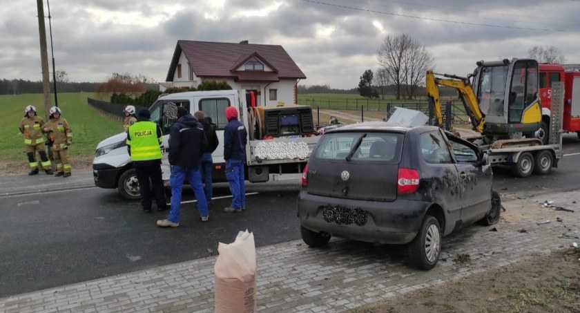 W wyniku kolizji uszkodzeniu uległy oba samochody fot.: KPP Wieruszów 