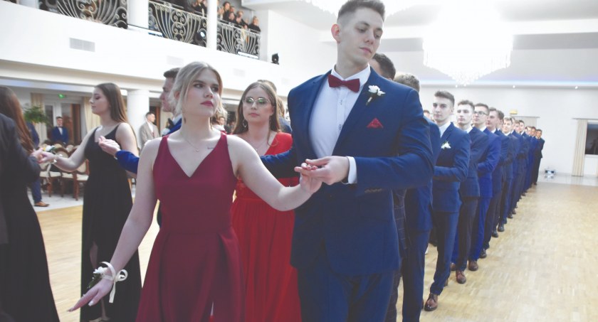 Maturzyści z ZS nr 1 w Wieluniu jako ostatni w powiecie wieluńskim mieli swoją studniówkę – bal odbył się 10 lutego fot.: Katarzyna Cieślik 