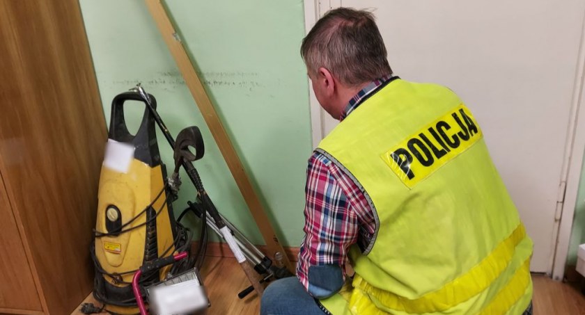 32-latek z terenu nowo budowanego domu jednorodzinnego w Wieluniu skradł myjkę ciśnieniową, lampę halogenową, poziomicę, statyw do aparatu oraz wędkę fot.: KPP Wieluń 