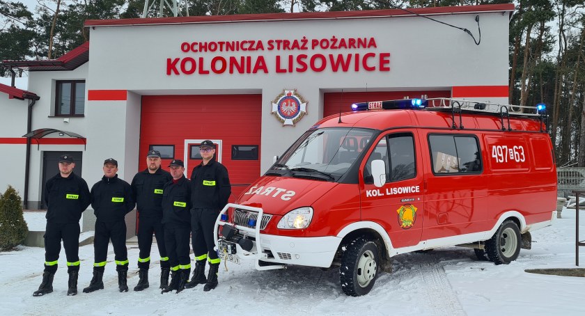 Druhowie z OSP Lisowice nie mogą się doczekać, kiedy w ich remizie pojawi się nowy wóz bojowy. Liczą, że będzie to Skania.  fot.: arch. OSP Lisowice