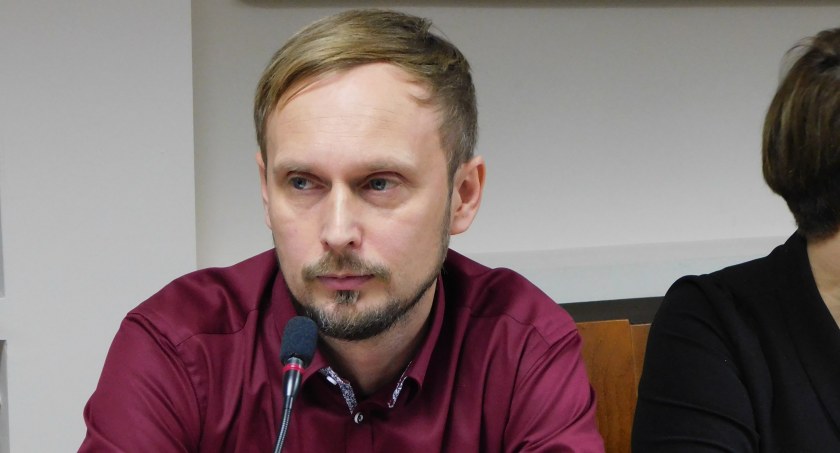 Wojciech Beśka, radny z Pajęczna, wskazuje, że jakośc powietrza w Pajęcznie jest katastrofalna. Szczególnie duże przekroczenia norm notowano w grudniu. fot.: Magdalena Lizurej