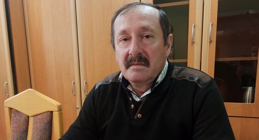 Krzysztof Wróbel podkreśla, że praca na gospodarstwie nie jest dla niego opłacalna, ale pracuje na roli z miłości i sentymentu. fot.: Magdalena Lizurej