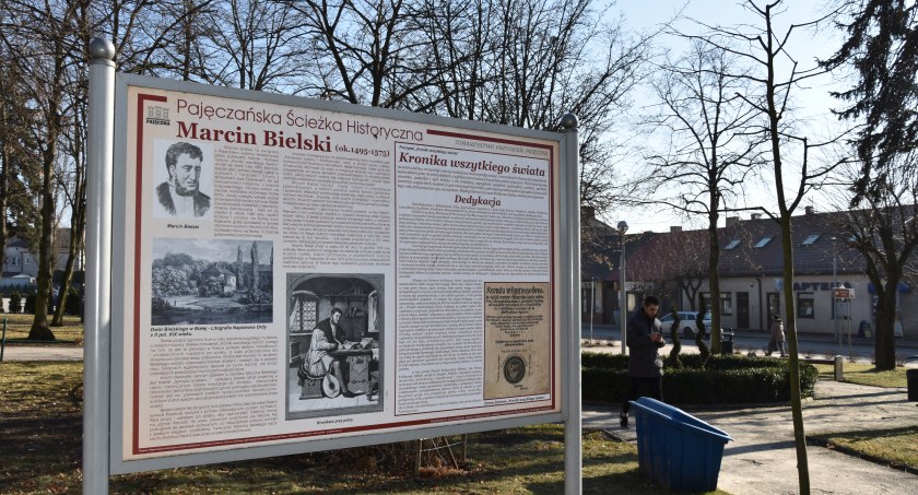 Foto 1 GrB: Tablice informacyjne Pajęczańskiej Ścieżki Historycznej znaleźć można między innymi w Parku Miejskim 