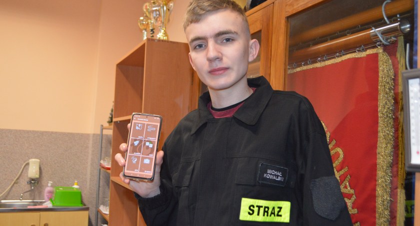 Teraz strażaków - ratowników o alarmie informują ich telefony. Na zdjęciu: dh Michał Kowalski fot.: Elżbieta Wodecka  