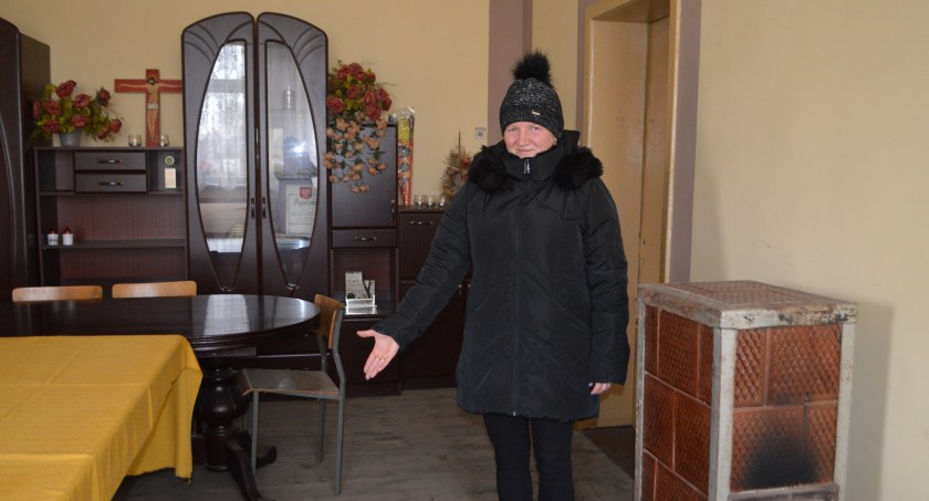 To w tej sali chcemy wymienić podłogę drewnianą na płytki – pokazuje sołtys Katarzyna Jasiak  fot.: Elżbieta Wodecka 