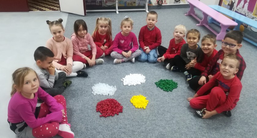 Dzięki zabawom, dzieci w prosty i przyjazny sposób uczyły się liczyć, szacować, porównywać fot.: Przedszkole Publiczne w Lututowie