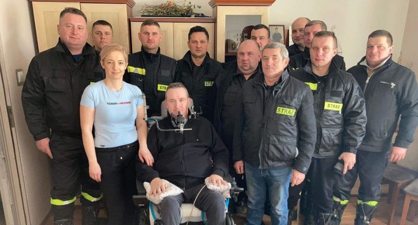 Po zakończeniu kiermaszu, druhowie z wierzchlejskiej jednostki odwiedzili  fot.: OSP Wierzchlas w domu Grzegorza i jego rodzinę 