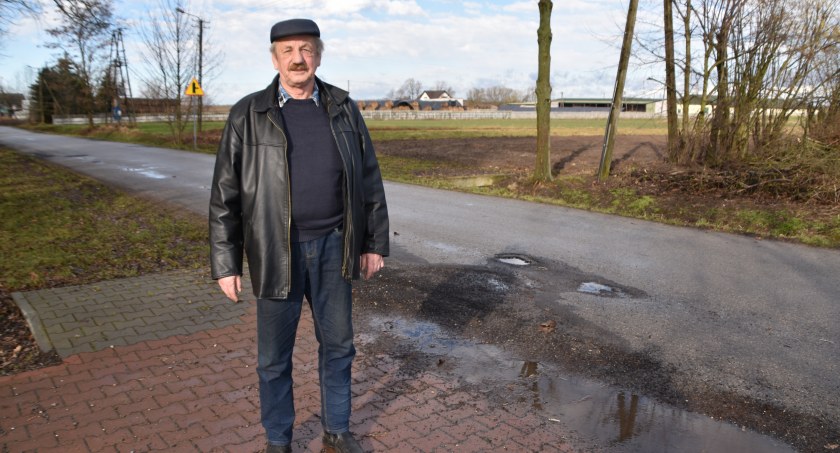 Sołtys Zdzisław Suwara przyznaje, że potrzebne jest dokończenie remontu drogi powiatowej w stronę Walichnów, bo w razie wszelkich zdarzeń na DK74 właśnie tutaj przekierowywany jest ruch fot.: Katarzyna Cieślik 