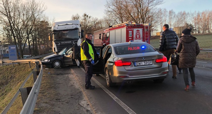 Wskutek zdarzenia droga była całkowicie zablokowana, policjanci zorganizowali objazdy fot.: Damian Śpich 