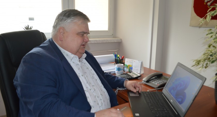 Na razie przebudowany zostanie odcinek do skrzyżowania w lesie przed Marężami - mówi wójt Grzegorz Maras. - Pozostałe trzysta metrów zrobimy później. Fot.: Elżbieta Wodecka   