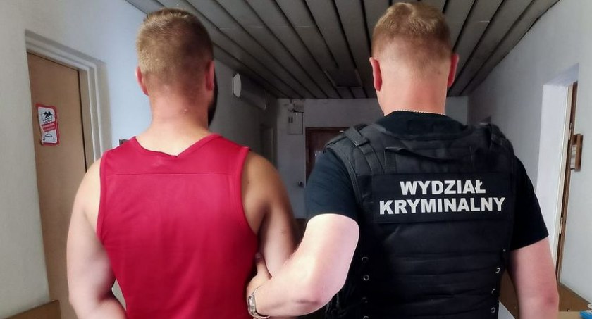 Zdjęcie zatrzymanego przez policję