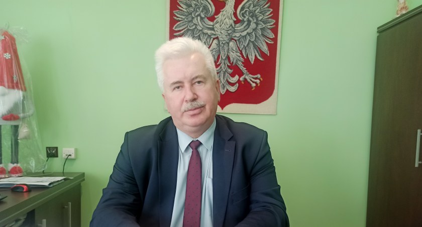 Ryszard Turek, wójt Ostrówka, zaznacza, że w związku ze zwiększeniem stopnia kanalizacji gminy, należy rozbudować oczyszczalnię w Rudlicach.  Fot.: Magdalena Lizurej