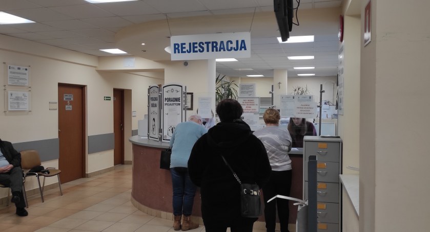 W anonimowych wiadomościach pacjentka skarży się na zachowanie jednej z rejestratorek w pajęczańskim szpitalu. Renata S. ma być niemiła i traktować wszystkich, nawet współpracowników, z góry.  fot.: Sławomir Rajch