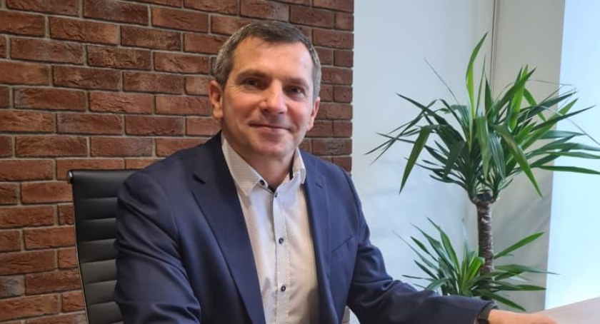 Piotr Mielczarek, burmistrz Pajęczna podkreśla, że gmina ma ograniczone zasoby pieniężne, na dokładanie do odpadów jej nie stać. fot.: Magdalena Lizurej