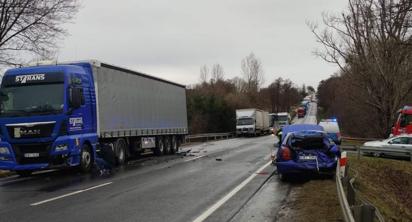 60-latek trafił do szpitala po tym, jak w jego auto uderzył TIR fot.: Michał Borczyk