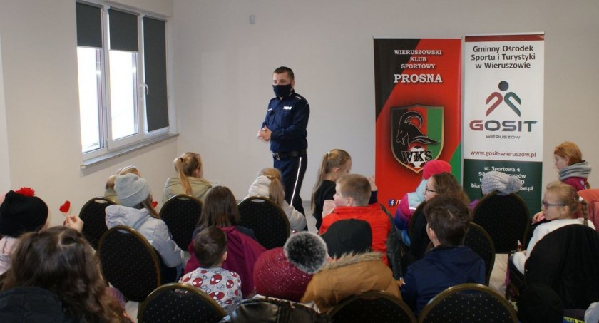 Asp. sztab. Damian Pawlak spotkał się z dziećmi i młodzieżą w Wieruszowie  fot.: KPP w Wieruszowie  