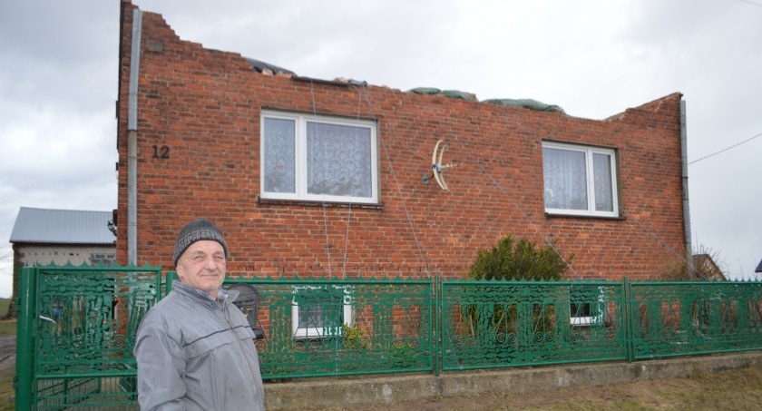Wystarczył jeden podmuch i po dachu ani śladu – pokazuje Andrzej Patyk z Wydrzyna fot.: Elżbieta Wodecka 