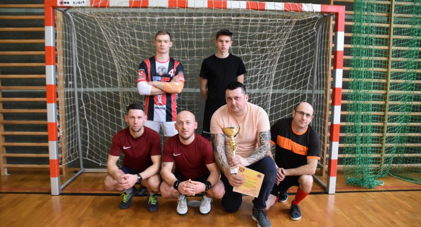 Wszystkie jednostki OSP z terenu gminy Osjaków wzięły udział w Turnieju Halowej Piłki Nożnej OSP o Puchar Prezesa ZOG ZOSP RP w Osjakowie fot.: Katarzyna Cieślik