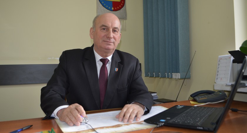 1.	Wójt Andrzej Modrzejewski informuje, że sprzęt komputerowy trafi do 72 uczniów szkół podstawowych i średnich  fot.: Elżbieta Wodecka 