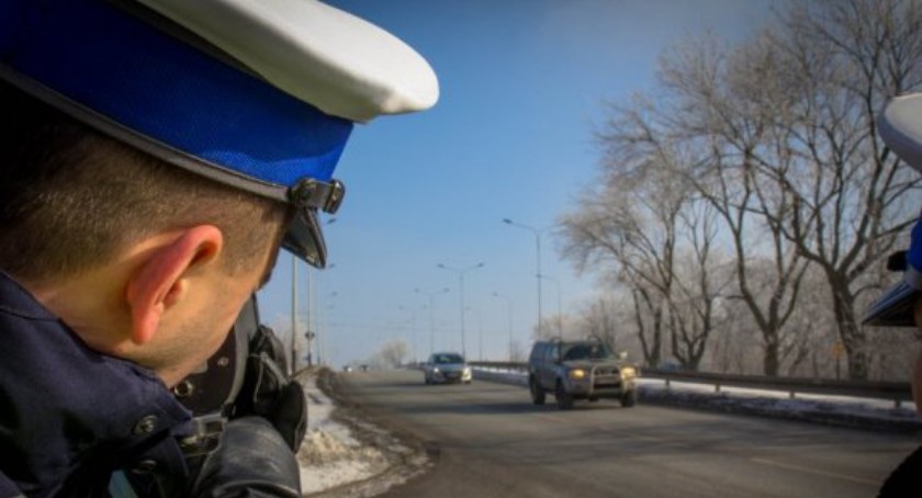23-letni mężczyzna stracił prawo jazdy na trzy dni, po tym, jak mudnurwie złapali go na przekroczniu prędkości.  fot.: arch. policji