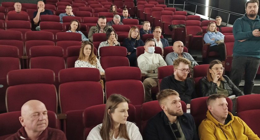 Przedsiębiorcy z Wielunia, którzy zatrudniają Ukriańców, spotkali się w poniedziałek z samorządowcami. Na wiele nurtujących pytań nie uzyskali odpowiedzi, bo burmistrz ich po prostu nie zna. fot.: Magdalena Lizurej