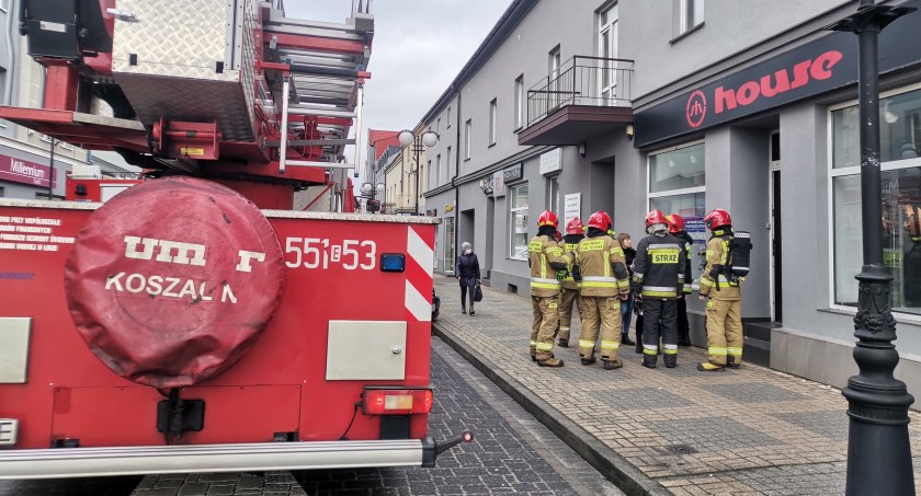 W czwartek na ul. Kaliskiej swoje działania prowadzili strażacy. Na szczęście alarm okazał się fałszywy, a dym był tylko  parą wodą.  fot.: Magdalena Lizurej