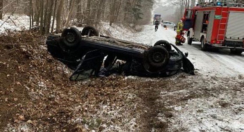25 – latka  trafiła do szpitala po tym, jak jej auto dachowało fot.: arch. KPP w Wieluniu