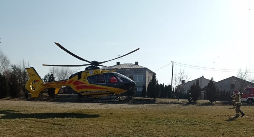 Strażacy z OSP Dworszowice Kościelne zabezpieczali lądowisko dla śmigłowca LPR. Przyleciał po rannego w wypadku chłopca. fot.: arch. OSP Dworszowice Kościelne