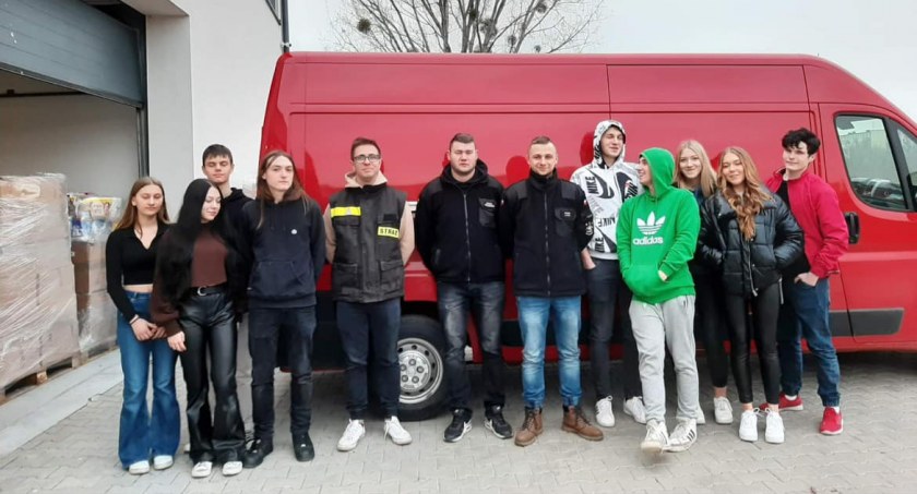 Ksiądz Bartosz wraz z druhami OSP Szynkielów podwiózł do magazynu głównego w Wieluniu dary dla uchodźców. fot.: arch. wicestarosta wieluński