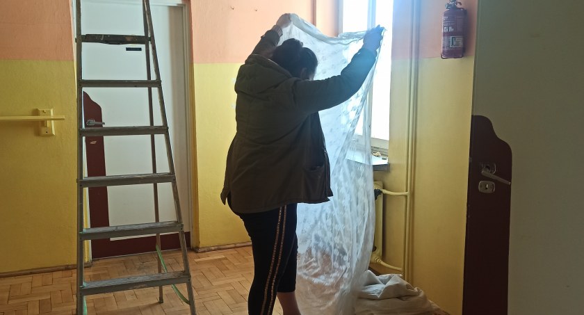 W czwartek, 2 lutego, w oknach starej szkoły we Wielgiem, zawisły firany. Mieszkańcy Dymku i Wielgiego napracowali się, aby obiekt doprowadzić do stanu używalności. Fot.: Magdalena Lizurej