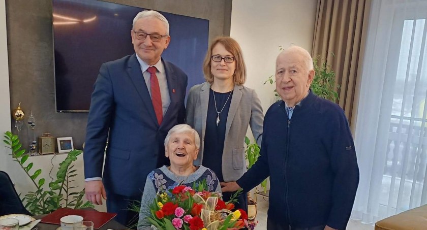 Annę i Bronisława Molków z okazji ich 70 rocznicy ślubu odwiedzili przedstawiciele urzędu Fot.: archiwum gminy