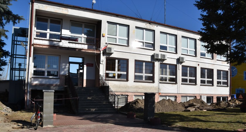 Sala USC zamieni się w biura dla pracowników – prace wykonują pracownicy gminni 