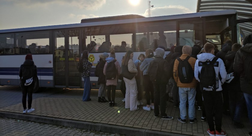 Od 7 marca na trasie Wieluń-Osjaków o godz. 15:30 jeżdżą już dwa autobusy, tym samym problem z przepełnieniem został rozwiązany (na zdj. kurs sprzed wprowadzenia dodatkowego autobusu)  fot.: Michał Borczyk 
