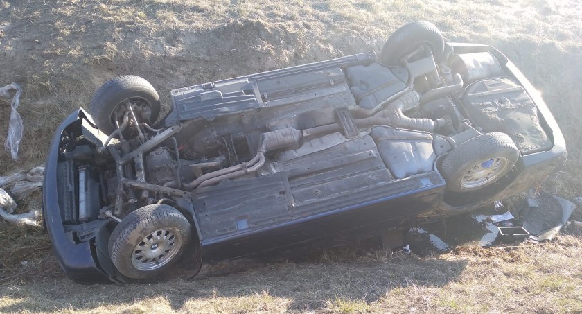 30-latek dachował bmw na obwodnicy Wielunia. Na szczęście nie odniósł obrażeń.  fot.: OSP KSRG Opojowice