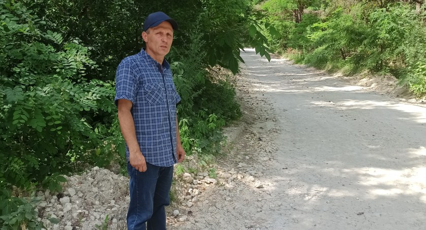 Leszek Janeczek, przewodniczący rady miejskiej, dowodzi, że trasa Niwiska Dolne - Grądy jest potrzebna Fot.: Magdalena Lizurej