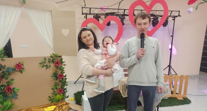 Niepełna dwuletniej Maryni w zdobyciu pieniędzy na leczenie postanowiła pomóc społeczność Raciszyna. Wieczorek charytatywny na jej rzecz okazał się ogromnym sukcesem. fot.: Magdalena Lizurej