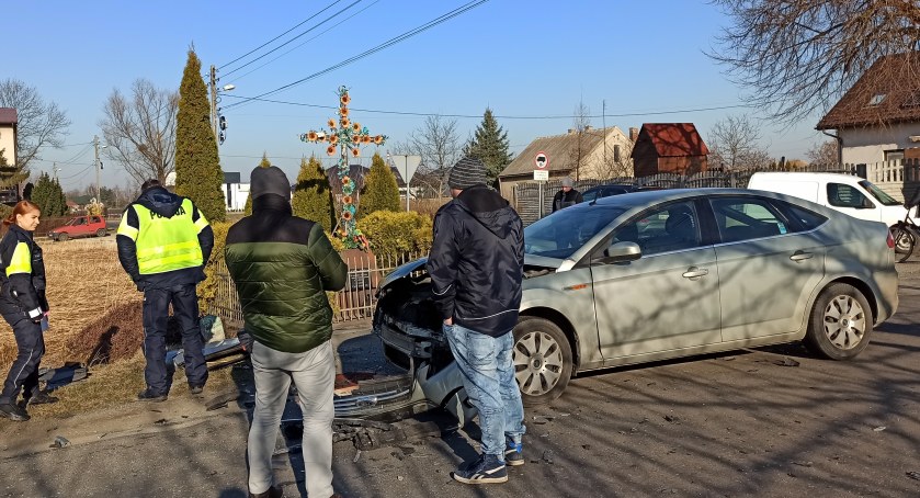 30-latek trafił do szpitala po tym, jak w prowadzone przez niego audi uderzyła inna osobówka.  Fot.: Magdalena Lizurej
