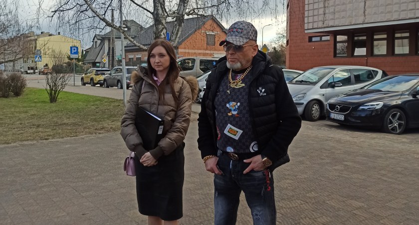 Malwina w towarzystwie Krzysztofa Rutkowskiego mówiła, że mąż porwał jej córkę z zemsty za rozstanie. Jej mąż, Wojciech, zaprzecza. Mężczyzna twierdzi, że przejął pieczę nad dzieckiem, aby dziewczynka mogła zostać poddana terapii.  fot.: Magdalena Lizurej