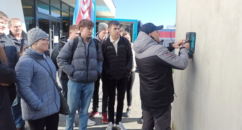 W okręgowym etapie Olimpiady Buduj z Pasją, który odbył się w ZS nr 1 w Wieluniu, wzięło udział 10 osób.  Fot.: Magdalena Lizurej