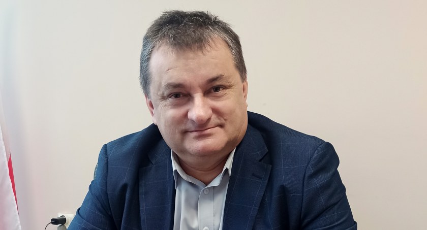 Wójt gminy Konopnica, Grzegorz Turalczyk, liczy, że w tym roku uda się sporządzić dokumentację dotyczącą przebudowy drogi powiatowej we Wrońsku.  fot.: Magdalena Lizurej