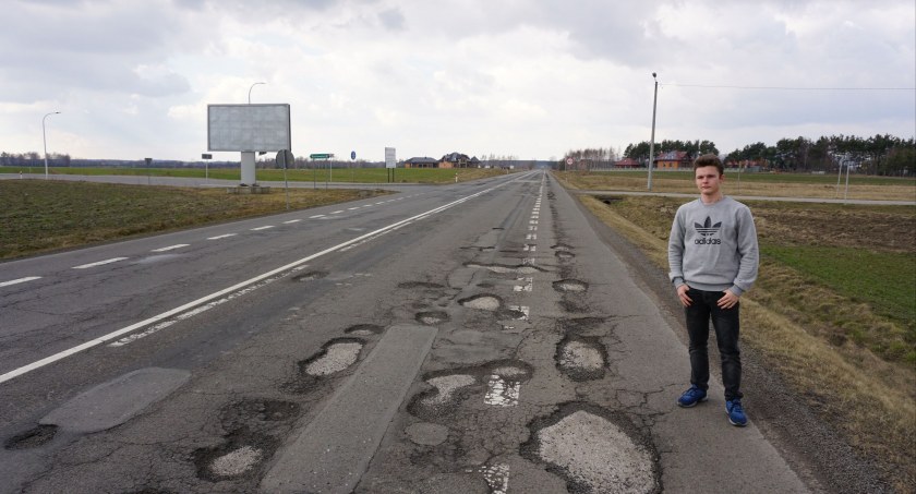 Gabriel Komór skarży się na ogromne dziury. – Tu nie da się jeździć – kręci głową, pokazując nawierzchnię drogi przypominającą szwajcarski ser fot.: Mateusz Zimoń