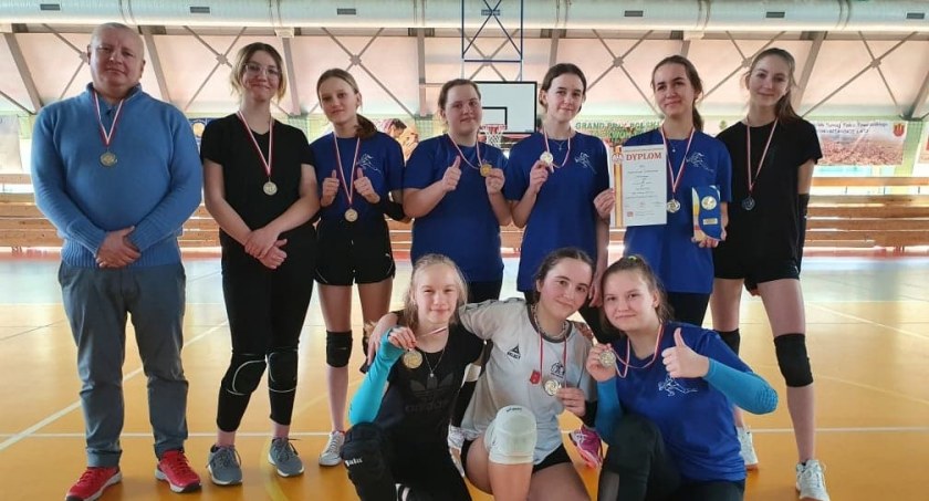 Uczennice Zespołu Szkoły i Przedszkola w Wierzchlesie po raz pierwszy walczyły na tak wysokim szczeblu i jak widać z powodzeniem    fot.: Zespół Szkoły i Przedszkola w Wierzchlesie  