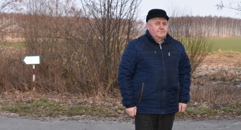 Sołtys Marian Siwiaszczyk liczy, że jeszcze za jego kadencji uda się zamontować obiecaną lampę solarną w punkcie (na zdj.), w którym nie przebiega linia energetyczna  fot.: Katarzyna Cieślik
